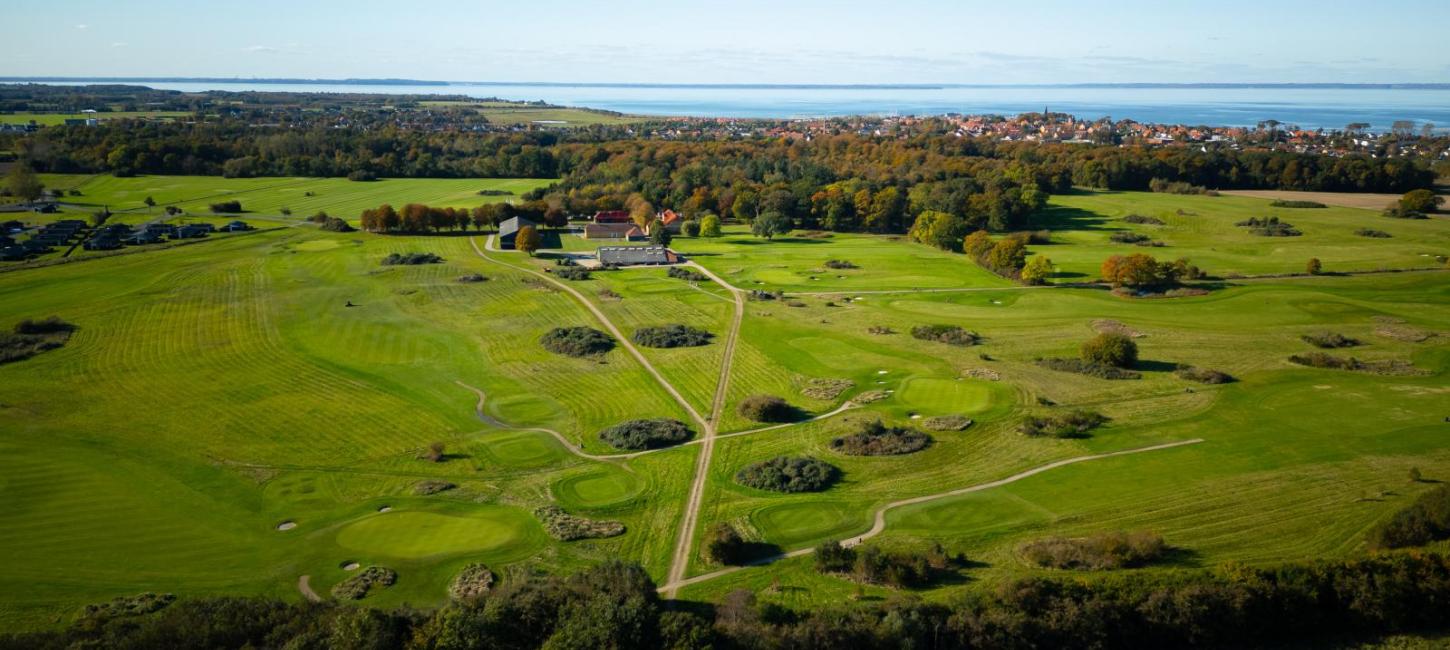 Bogense Golfklub set fra oven med havet i baggrunden