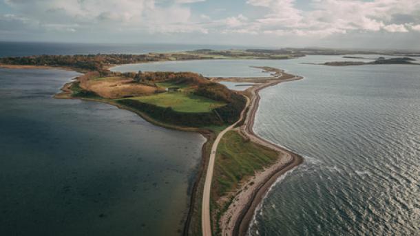 Et luffoto af Fyns Hoved i efteråret med hav på begge sider