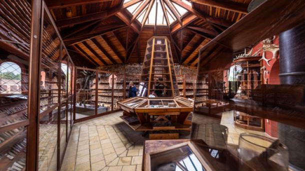 Udstilling i et træbygget rum med masser af glasmontre og ovenlysvindue