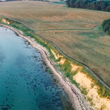 Et dronebillede af klint- og strandlandskabet beliggende ud til havet