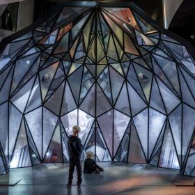 To børn hygger sig på et museum i en stor kunstinstallation